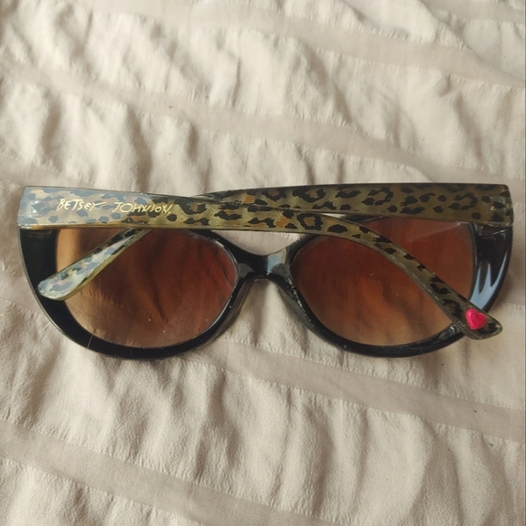 Betsey Johnson sunglasses - Picture 2 of 4